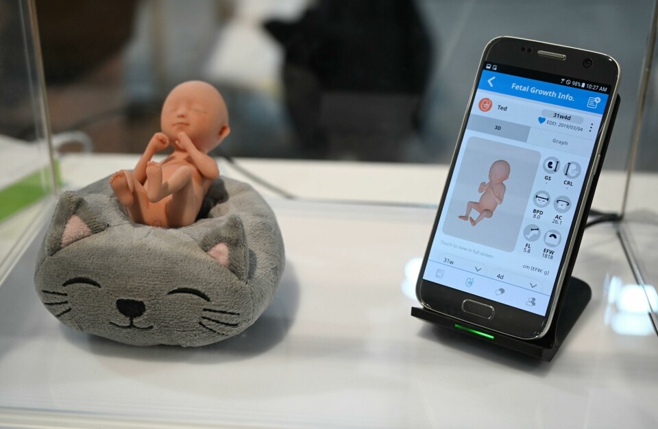 I Hiriomi Kawakamis nyeste roman framstilles mennesker ved kloning. Her er en app som skal simulere fosterets utvikling i livmoren. The VR Fetus app from South Korean startup GirjaeSoft is displayed at CES 2019 at the Las Vegas Convention Center in Las Vegas, Nevada on January 11, 2019. - A pregnant woman can monitor fetal growth information via the app, and can see 3D images of the fetus using GirjaeSoft's dedicated virtual reality head-mounted device (HMD) and a connected ultrasound machine. The enormous international gadget and consumer electronics show returns to Las Vegas on January 7, 2020. (Photo by Robyn Beck / AFP)