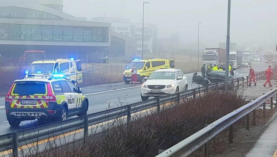 Grålum 20210225. To biler var torsdag involvert i en trafikkulykke på E6 ved Grålum. Det ble gitt livreddende førstehjelp på stedet et en person. En annen person begynte å løpe sørover langs E6, men politiet fikk kontroll på vedkommende.Foto: Freddie Larsen / NTB