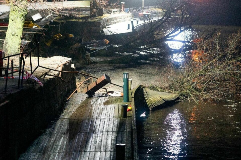 Sent torsdag kveld gikk et jordras ved havnepromenaden i Halden. 50-70 meter av promenaden skal ha sklidd ut i elva.