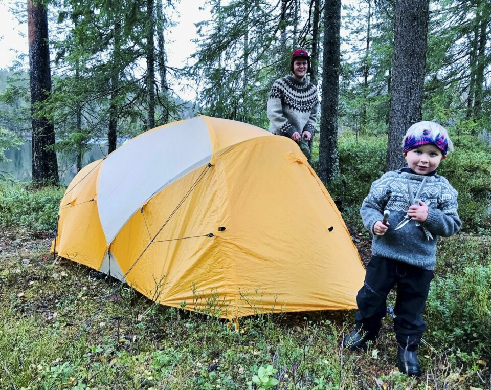 Mons (4) skal være med mamma Ingrid Alm og Ole Thomas Helgesen på tur i nesten ett år. Hvor langt de kommer, avhenger mye av han. Her er de på telttur i Østmarka. Alle foto: Privat/NTB Mons (4) skal være med mamma Ingrid Alm og Ole Thomas Helgesen på tur i nesten ett år. Hvor langt de kommer, avhenger mye av han. Her er de på telttur i Østmarka. Alle foto: Privat/NTB