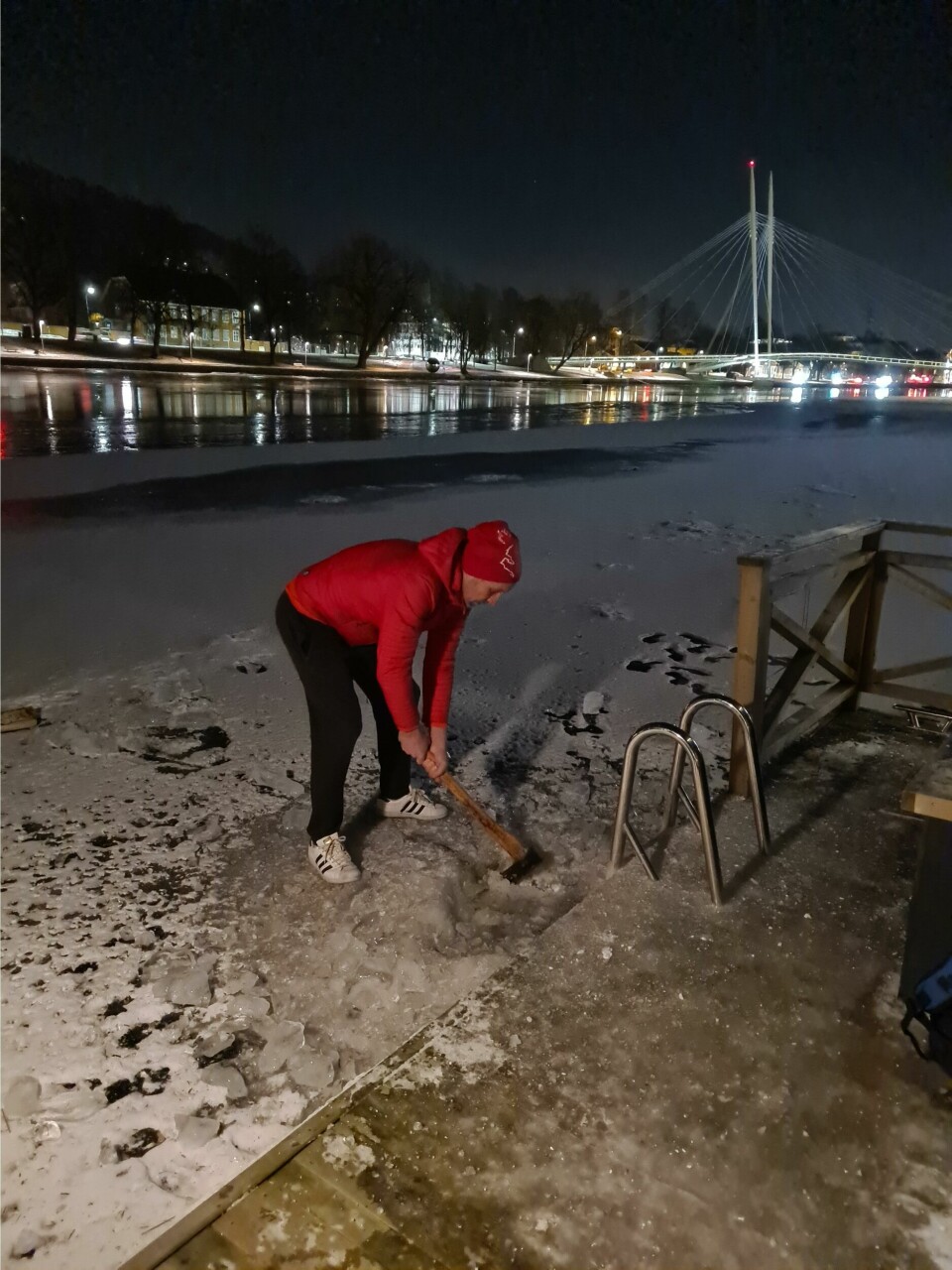 Skal man isbade hender det man må ta hakka fatt selv, slik herr Helgerud gjør her. Skal man isbade hender det man må ta hakka fatt selv, slik herr Helgerud gjør her.