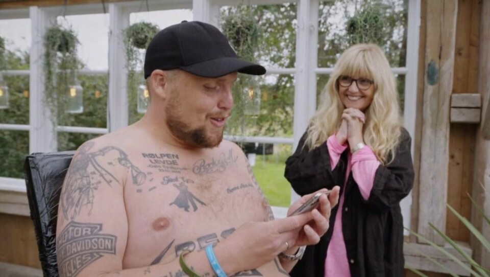 Stian Staysman tatoverer autografen til Hanne Krogh. Stian Staysman tatoverer autografen til Hanne Krogh.