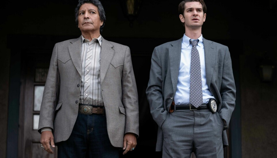 Etterforskerne Bill Taba (Gil Birmingham) og Jeb Pyre (Andrew Garfield) får et drap i hendene, som fører dem rett inn i det religiøse samfunnet Pyre er del av. Etterforskerne Bill Taba (Gil Birmingham) og Jeb Pyre (Andrew Garfield) får et drap i hendene, som fører dem rett inn i det religiøse samfunnet Pyre er del av.