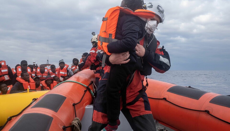 Det tyske redningsskipet Sea-Watch 3 hjelper en ung migrantgutt under en redningsoperasjon i Middelhavet i forrige uke.