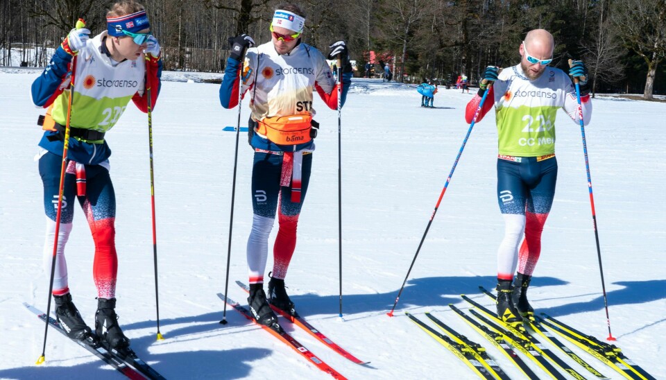 Simen Hegstad Krüger (t.v.), landslagstrener Eirik Myhr Nossum og Martin Johnsrud Sundby på trening på skistadion.