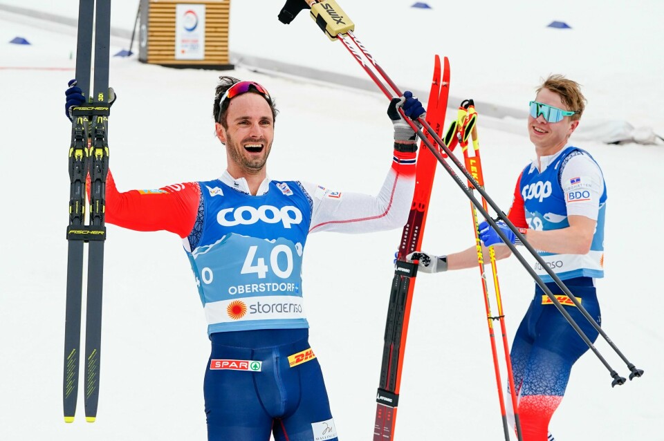 Hans Christer Holund (t.v.) jubler sammen med Simen Hegstad Krüger på en uvirkelig bursdag for Lyn. Lyn gull og sølv.