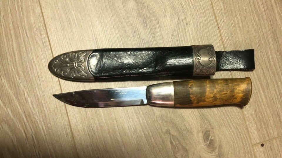 Kniven de leter etter, er en Peer Gynt-kniv, som så slik ut i 1978. Sliren er belagt med sølv. Kniven de leter etter, er en Peer Gynt-kniv, som så slik ut i 1978. Sliren er belagt med sølv, og læret er preget.