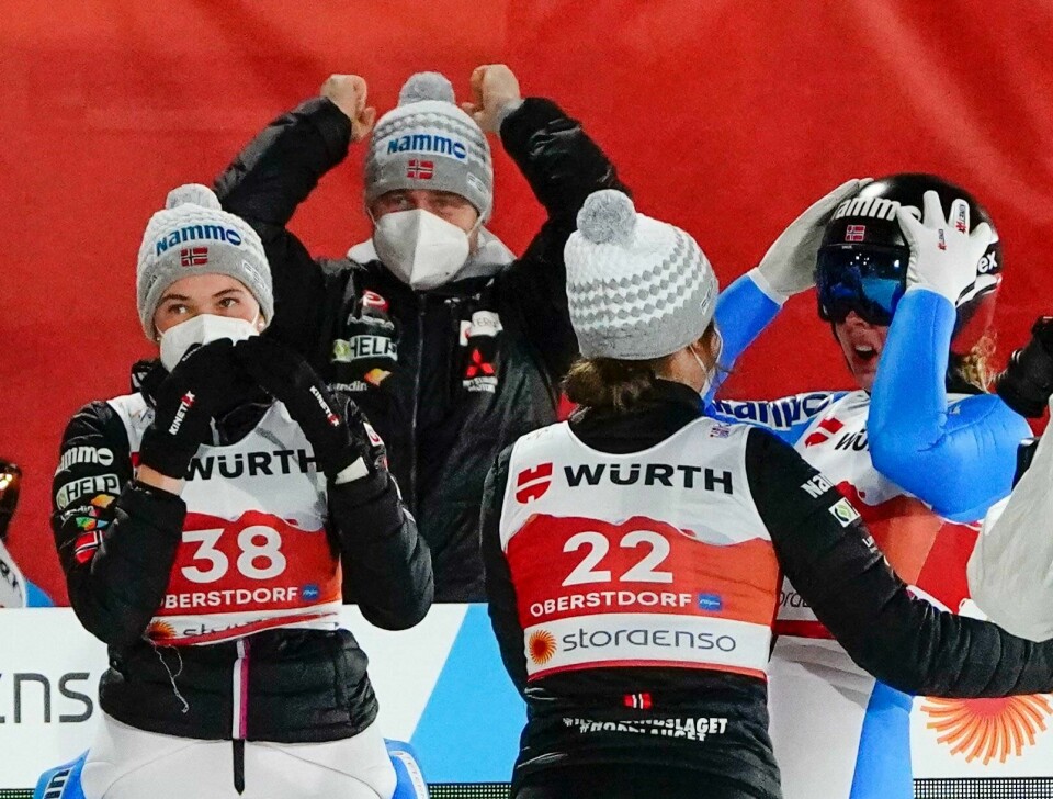 Maren Lundby (t.h.) vant det første VM-gullet i stor bakke for kvinner. Her med Silje Opseth og Anna Odine Strøm. Bak jubler hoppsjef Clas Brede Bråthen.