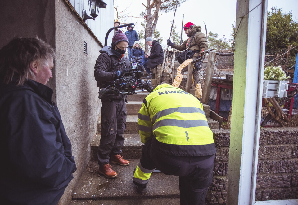 Journalist Arne Børresen (til venstre) følges av Teddy TV når han og et team fagpersoner leter etter den forsvunne Apenes-kniven, som angivelig er støpt ned i denne trappa. Jakten på de forsvunne Apenes-knivene