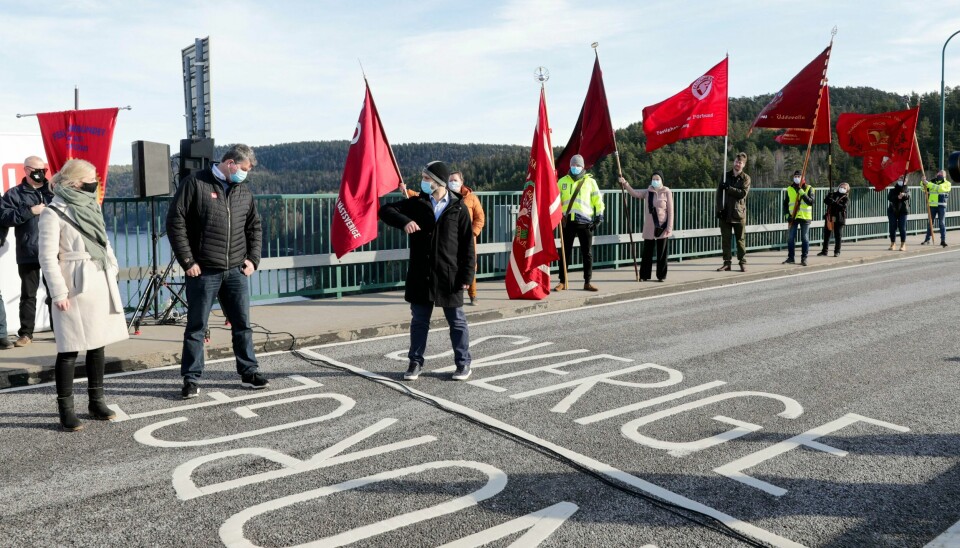 At arbeidstagere som har betalt sin skatt og opparbeidet seg rettigheter i Norge, plutselig over natten, skulle miste sine rettigheter og inntekt er uforståelig og helt uakseptabelt. Her bilde fra fanemarkeringen til LO i Norge og LO i Sverige på Svinesund. At arbeidstagere som har betalt sin skatt og opparbeidet seg rettigheter i Norge, plutselig over natten, skulle miste sine rettigheter og inntekt er uforståelig og helt uakseptabelt. Her bilde fra fanemarkeringen til LO i Norge og LO i Sverige på Svinesund.