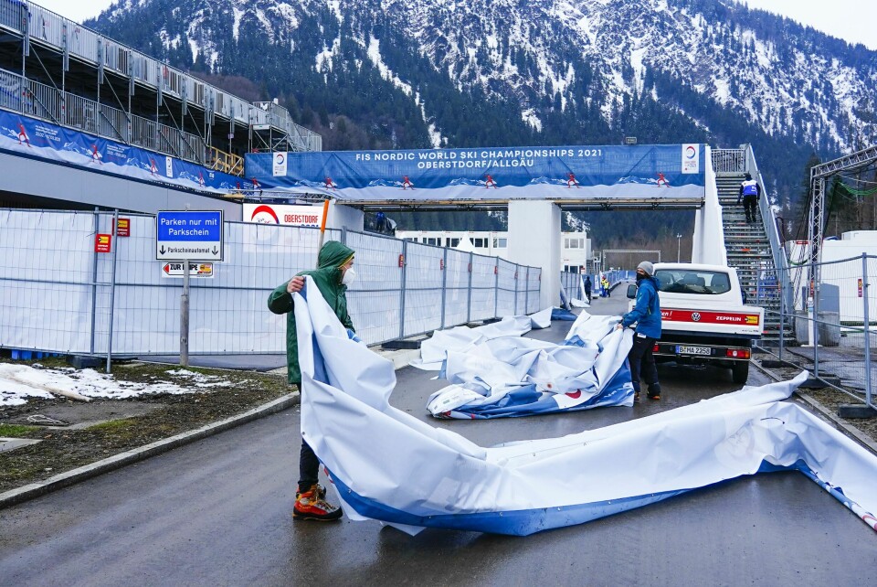Ski-VM er over, og det pakkes ned ved langrensstadion i i Oberstdorf.