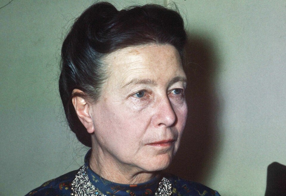 (FILES) In this file photo taken on June 1970 French writer Simone de Beauvoir looks on in Paris. - A tragic love story that Simone de Beauvoir thought 'too intimate' to publish during her lifetime will finally see the light of day on October 7, 2020, 34 years after her death. The great feminist writer recounts her teenage crush for another girl in 'Les Inseparables', the story of a 'passionate and tragic friendship between two rebellious young girls.' (Photo by STF / AFP) Feminist-ikonet Simone de Beauvoir viser sine heftige ungdommelige følelser i en roman skrevet for 66 år siden.