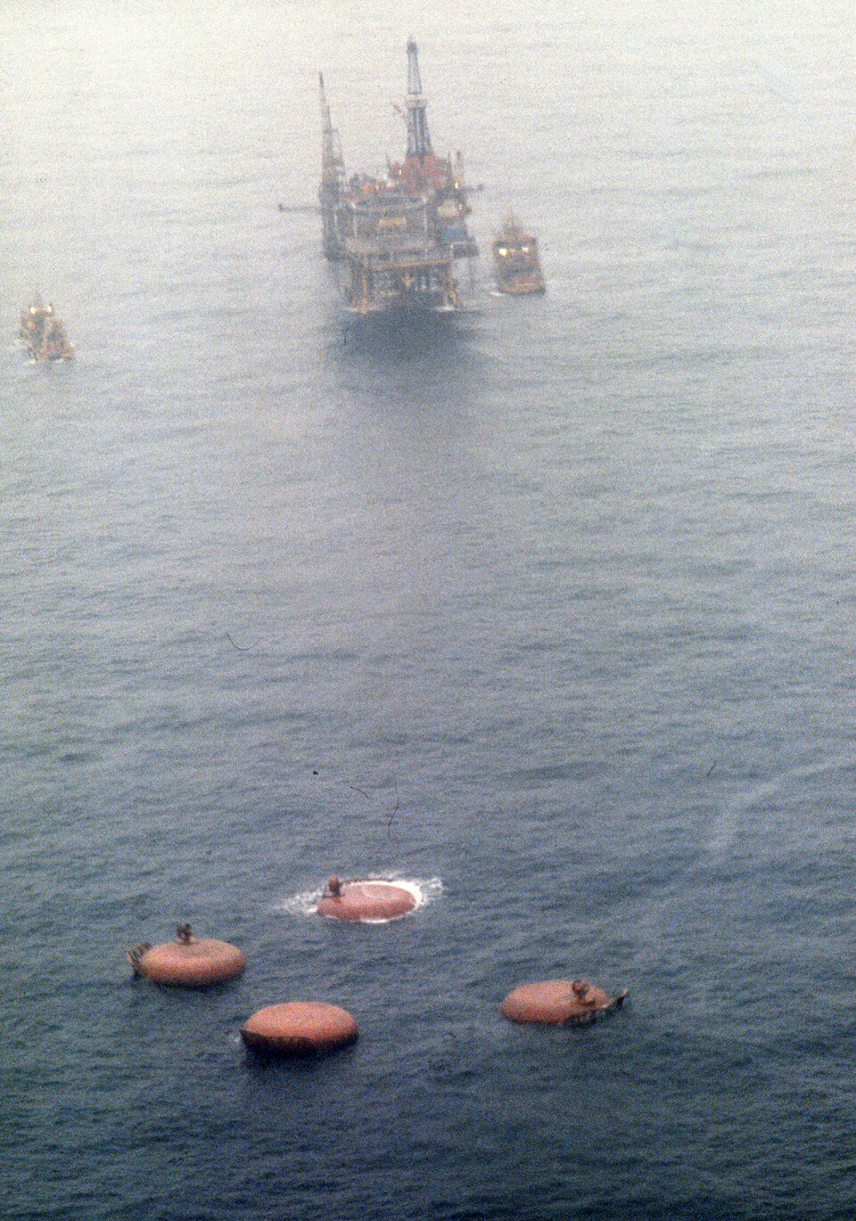 NORDSJØEN, NORGE / NORWAY 19800328.Fire av bena på plattformen 'Alexander L. Kielland» stikker opp av sjøen 28. mars 1980, dagen etter at det ene av plattformens fem ben løsnet og den kantret. 123 mennesker omkom i ulykken med den halvt nedsenkbare boreplattformen som ble brukt som boligplattform på Ekofisk-feltet i Nordsjøen.Foto: Erik Thorberg / SCANPIX