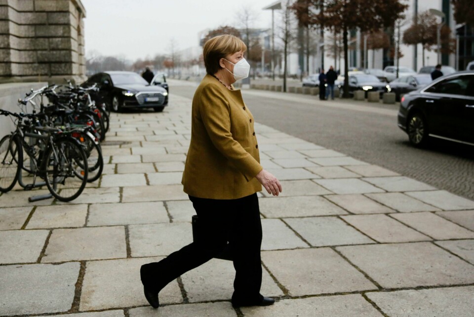Angela Merkel har håndtert krise etter krise i løpet av sin tid som tysk regjeringssjef. Koronakrisen er den siste hun fikk i fanget før hun nå pensjonerer seg til høsten. Tysklands kansler Angela Merkel med munnbind forlater parlamentsbygningen i Berlin.