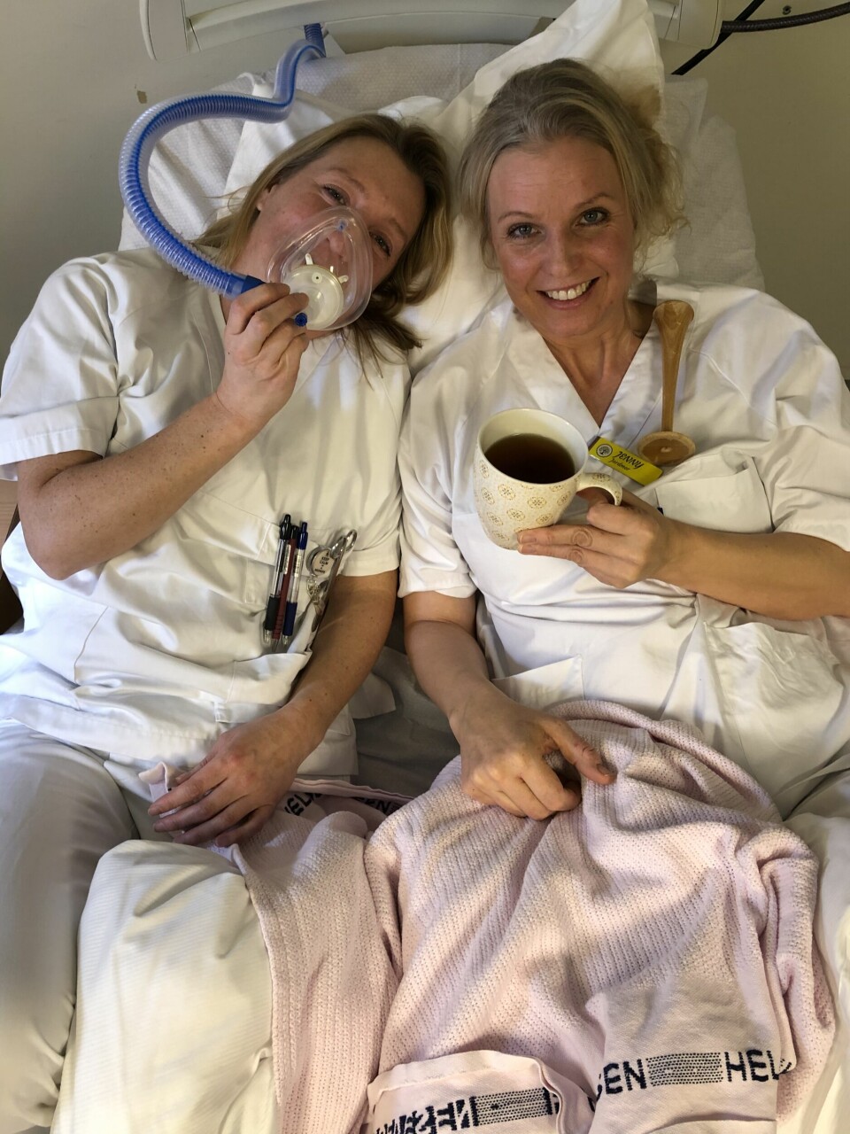 Jordmødrene Janicke Jordbakke og Jenny Johnson mener fødetilbudet i Norge er av svært høy kvalitet. Jordmødrene Janicke Jordbakke og Jenny Johnson mener fødetilbudet i Norge er av svært høy kvalitet.