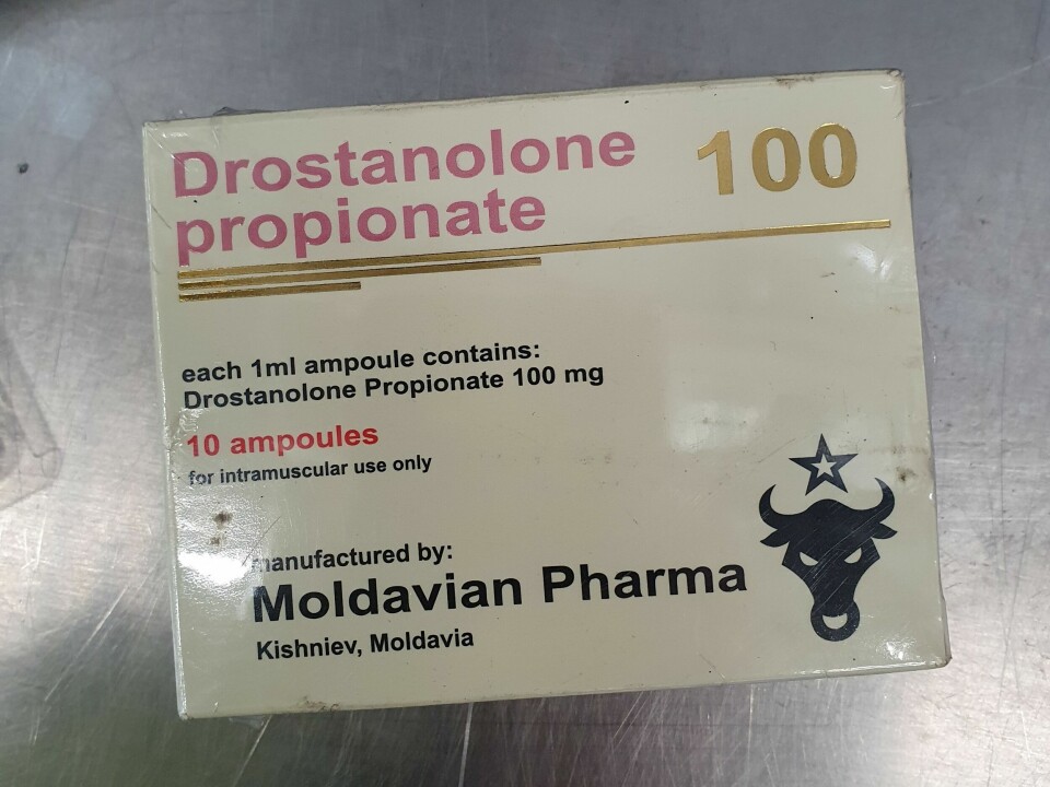 Den ene av pakkene med dopingampuller tyder på at de anabole steroidene blant annet stammer fra Moldova. Fra beslag av 160 dopingampuller ved Svinesund tollsted søndag 7. mars 2021.