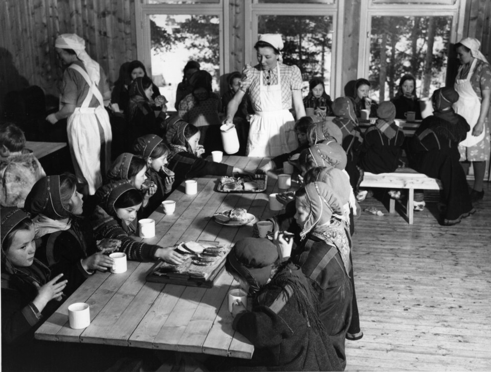 Dette bildet er tatt ved flyttsameskolen i Karasjok i 1950. Internatskoler var en viktig del av norske myndigheters forsøk på å gjøre samene norske, og slå ned samisk kultur. Dette bildet er tatt ved flyttsameskolen i Karasjok i 1950. Internatskoler var en viktig del av norske myndigheters forsøk på å gjøre samene norske, og slå ned samisk kultur.