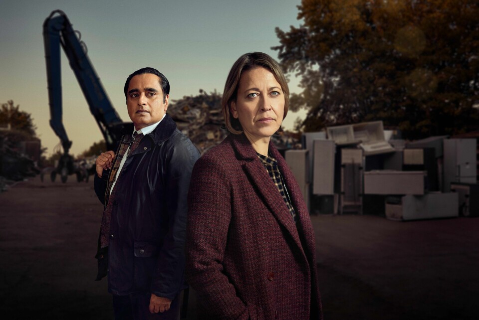 Nicola Walker og Sanjeev Bhaskar som cold case-ekspertene Cassie og Sunny er tilbake på NRK1 denne påsken, med et nytt mysterium i sesong fire av den populære krimserien «Nedgravde hemmeligheter». Nicola Walker og Sanjeev Bhaskar som cold case-ekspertene Cassie og Sunny er tilbake på NRK1 denne påsken, med et nytt mysterium i sesong fire av den populære krimserien «Nedgravde hemmeligheter».