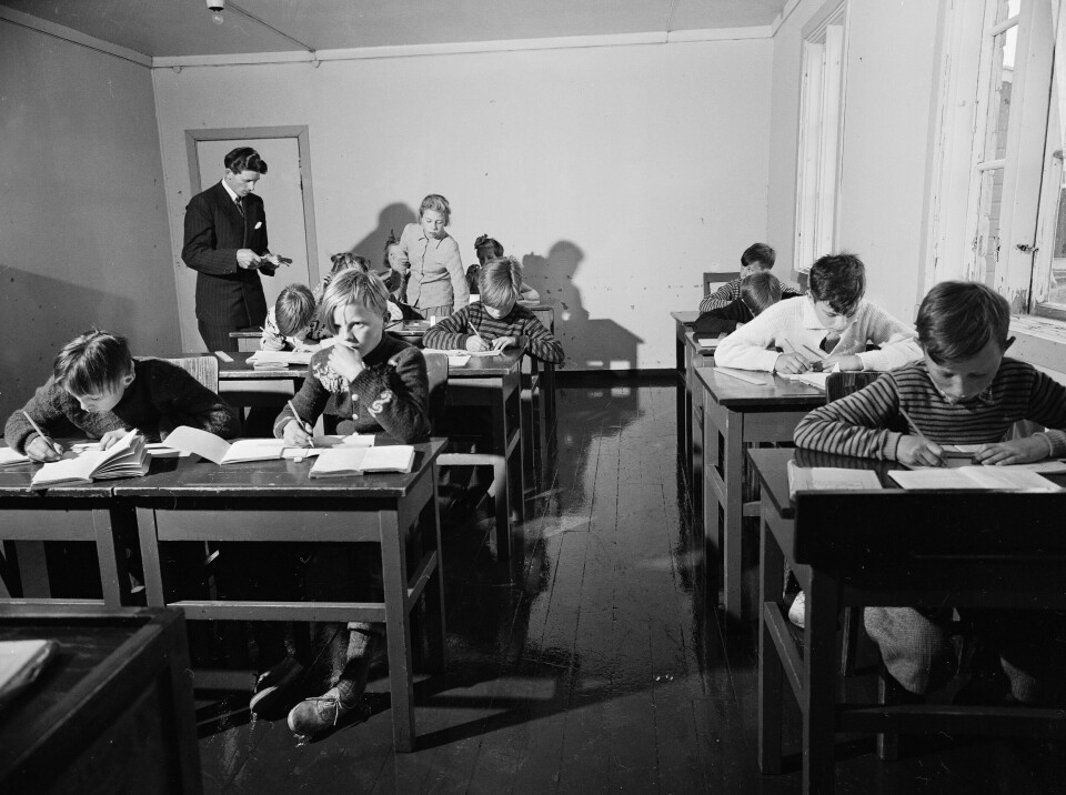 Internatskoler var en viktig del av de norske myndighetenes fornorskingspolitikk overfor samene. Dette bildet fra 1952 er tatt ved Europas nordligste internatskole, på Nordkapp i Repvåg. Internatskoler var en viktig del av de norske myndighetenes fornorskingspolitikk overfor samene. Dette bildet fra 1952 er tatt ved Europas nordligste internatskole, på Nordkapp i Repvåg.