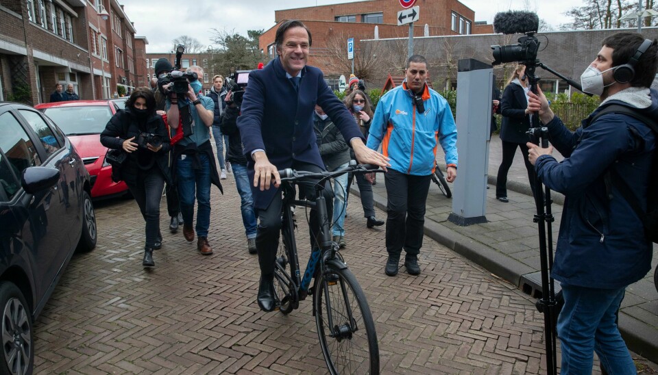 Nederlands statsminister Mark Rutte forlot valglokalet på sykkel etter å ha avlagt stemme i Haag onsdag.