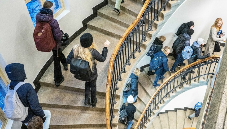 Elever ved Fagerborg skole i bydel St. Hanshaugen på vei inn fra friminuttet under gult nivå. Utdanningsforbundet venter i spenning på nye smittevernveildere, og mener dagens veileder ikke gjør det mulig å holde avstand. Elever ved Fagerborg skole i bydel St. Hanshaugen på vei inn fra friminuttet under gult nivå. Utdanningsforbundet venter i spenning på nye smittevernveildere, og mener dagens veileder ikke gjør det mulig å holde avstand.