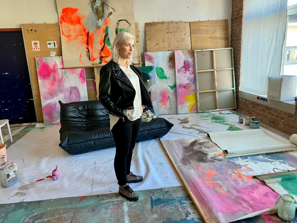 Kristine må ta i bruk gulvet også – hele atelieret er i bruk. På besøk hos Kristine Hasseløy
