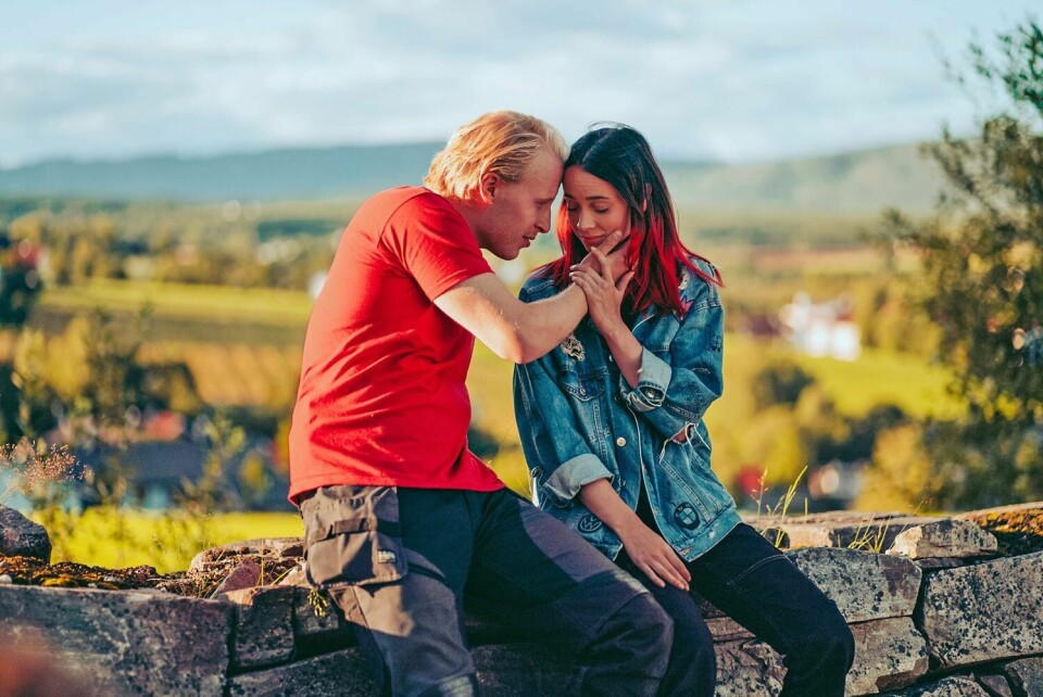 Glenn Tore (Odin Waage) og Hege (Maja Evenshaug Christiansen) I NRK-serien Rådebank. Glenn Tore (Odin Waage) og Hege (Maja Evenshaug Christiansen) I NRK-serien Rådebank.