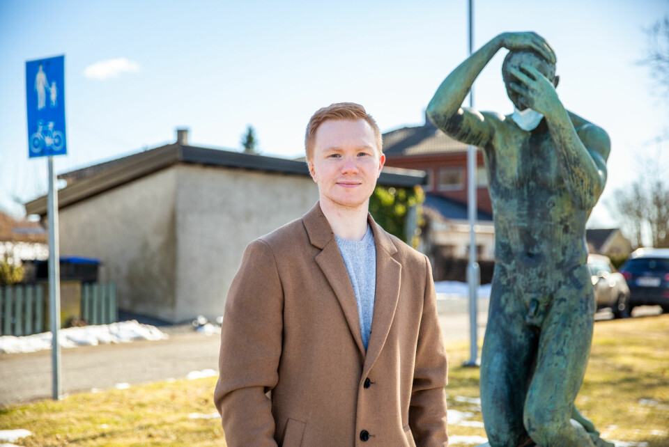 Mikhail Grouzdev anser seg i dag som en aktivist for psykisk helse blant unge voksne. Mikhail Grouzdev (24) fra Moss har skrevet bok om psykiske lidelser, basert på sine egne erfaringer.