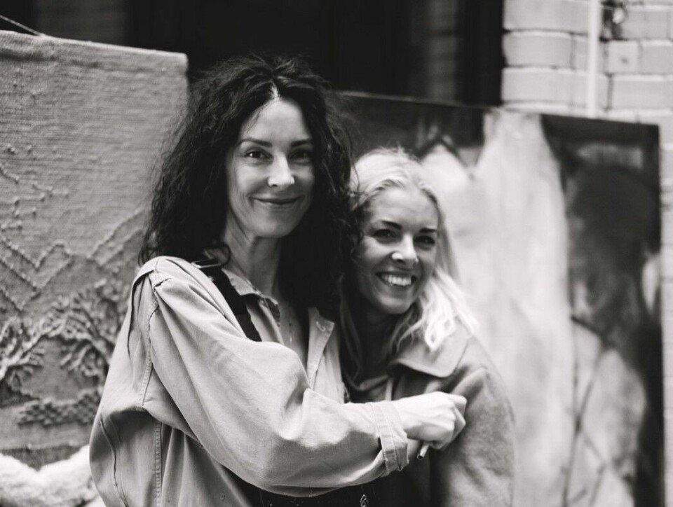 Kristine har samarbeidet med flere kjente folk, som her med svenske Marie Olsson Nylander. kjent fra diverse TV-serier med interiør og oppussing. I atelierert hos Kristine Hasseløy.