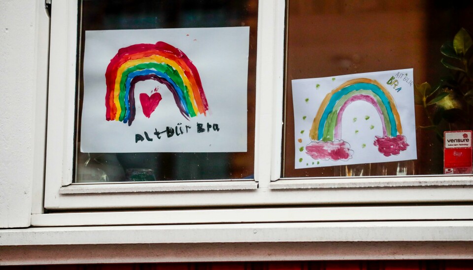 Barnetegningene har fortalt oss voksne at alt blir bra i over et år nå. Men hva gjør vi nå som det er de minste som smittes mest? Barnetegningene har fortalt oss voksne at alt blir bra i over et år nå. Men hva gjør vi nå som det er de minste som smittes mest?