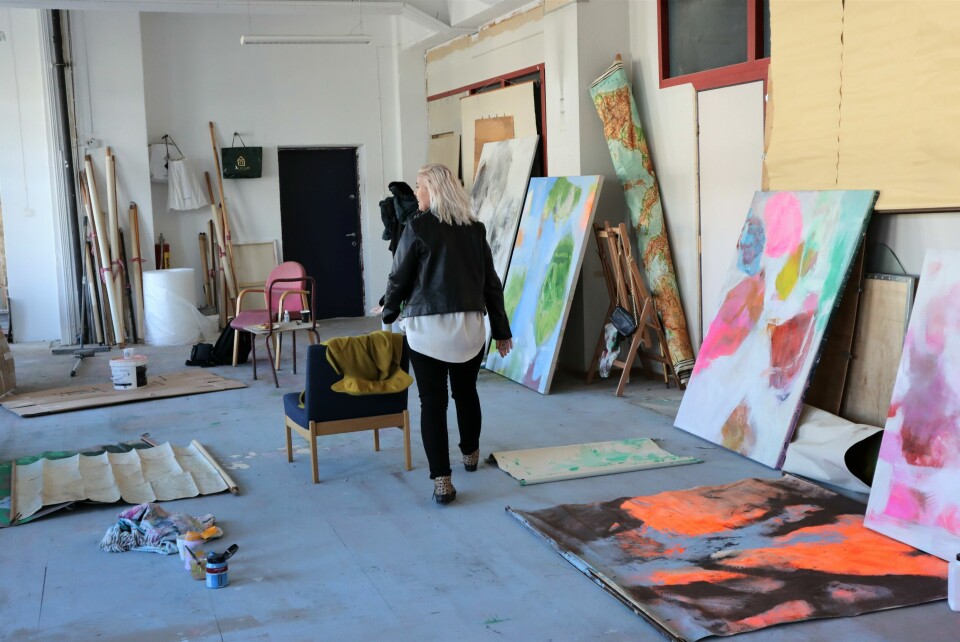 Kristine Hasseløy har nok boltreplass på sitt store atelier i Nedre Strandgate. På atelierbesøk hos Kristine HAsseløy