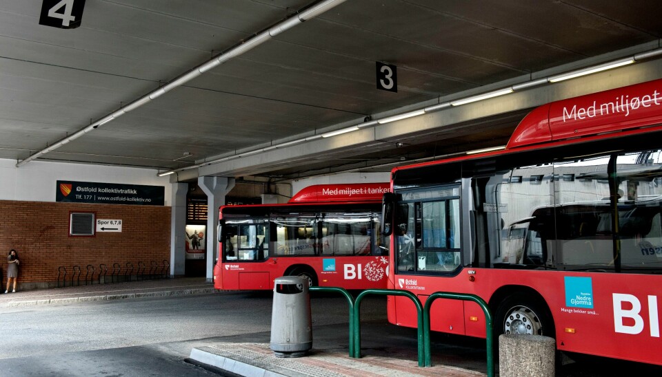 Høyre vil forbedre kollektivtransporttilbudet for hele Østfold sett under ett, skriver fylkeskandidatene Sissel Rundblad og Christian Granli-Østmark. Busser ved bussterminalen i Fredrikstad.