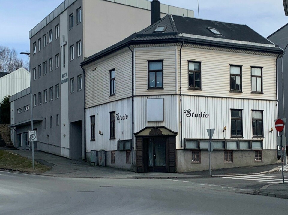 'Et hus fanget i feil tid' er Pernille Kolstad Heens beskrivelse av bygget, som har fått et panel i et slags plastmaterial og en ny portal inn mot kjelleren.