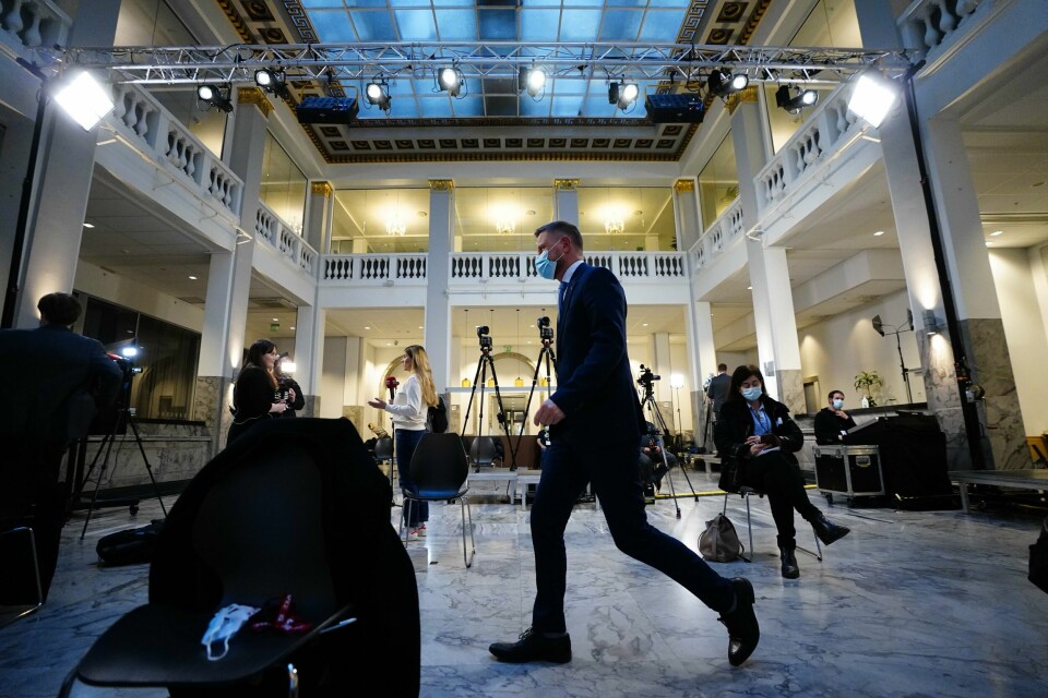 Helse- og omsorgsminister Bent Høie, helsedirektør Bjørn Guldvog og Line Vold, avdelingsdirektør i Folkehelseinstituttet holder pressekonferanse om koronasituasjonen. Helse- og omsorgsminister Bent Høie, helsedirektør Bjørn Guldvog og Line Vold, avdelingsdirektør i Folkehelseinstituttet, holder pressekonferanse om koronasituasjonen. Foto: Lise Åserud / NTB