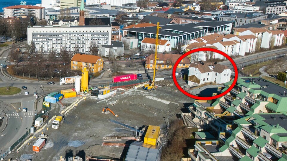 Nyquistgården (innfelt) står fortsatt tett inntil anleggsområdet ved Kransen. Der skal den ikke bli værende. Nyquistgården (innfelt) står fortsatt tett inntil anleggsområdet til Bane NOR. Nå skal den flyttes.