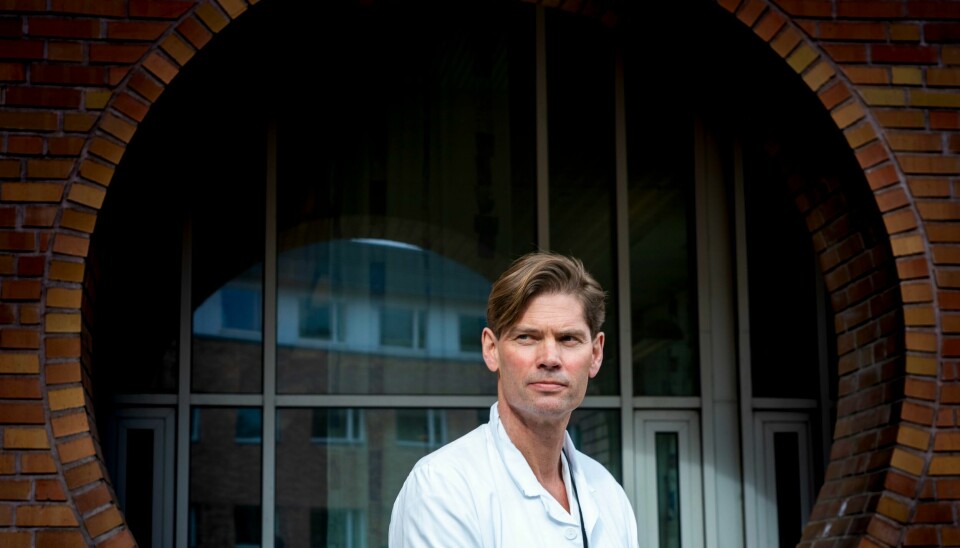 Overlege og professor Pål Andre Holme uttaler seg om AstraZeneca-vaksinen etter at tre helsearbeidere har blitt syke.Foto: Terje Pedersen / NTB