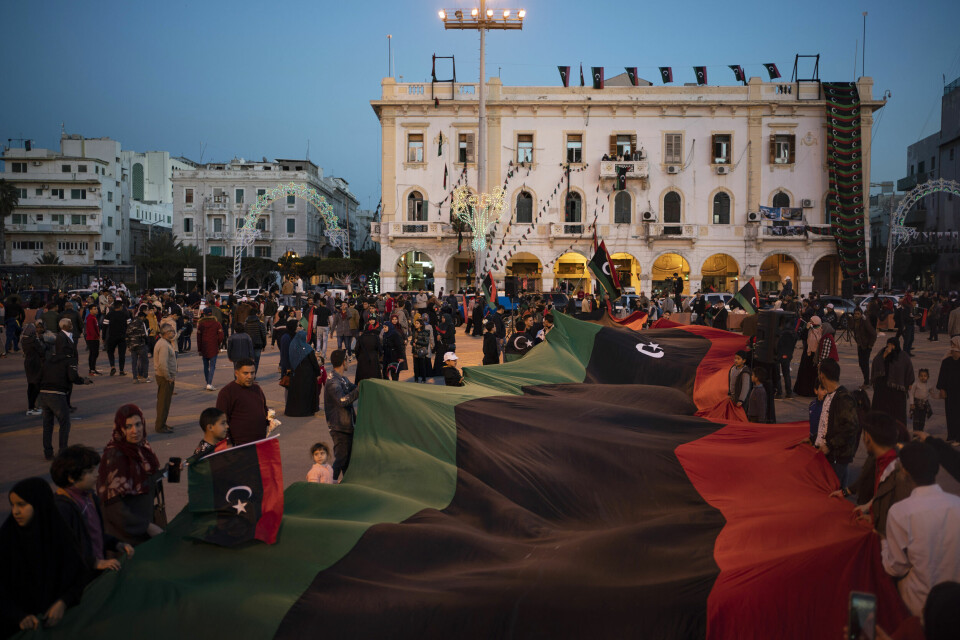 Oppmøtte hadde med seg et gigantisk libysk flagg i Tripoli da de i fjor markerte årsdagen for protestene mot regimet. Oppmøtte hadde med seg et gigantisk libysk flagg i Tripoli da de i fjor markerte årsdagen for protestene mot regimet.