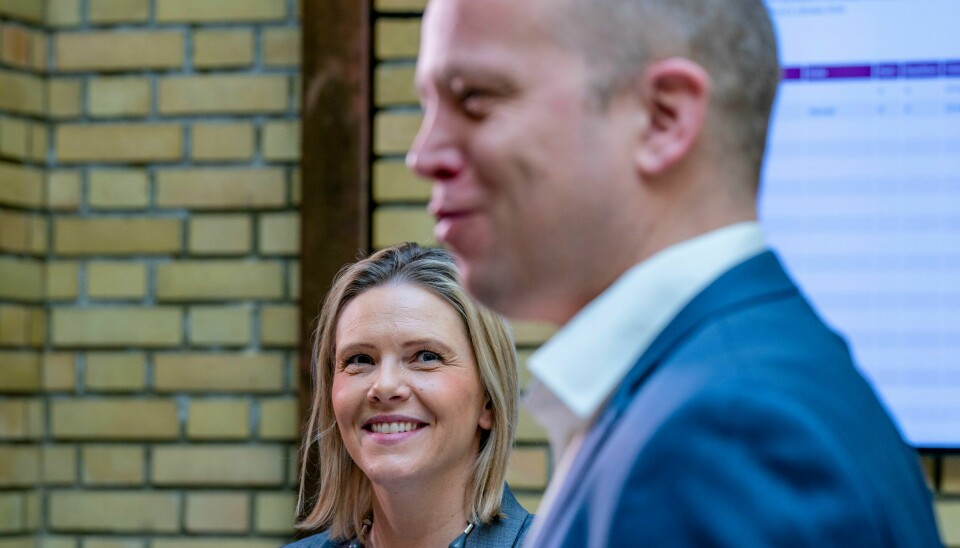 Frp-nestleder Sylvi Listhaug og Sp-leder Trygve Slagsvold Vedum mener Norge ikke burde sende 700.000 vaksinedoser til helsearbeidere i fattige land. .