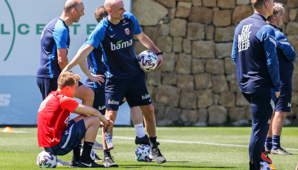 Landslagssjef Ståle Solbakken klapper Martin Ødegaard på hodet under treningen på Marbella Football Center torsdag. Norge møter Tyrkia i VM-kvalifisering lørdag. Landslagssjef Ståle Solbakken klapper landslagskaptein Martin Ødegaard på hodet under fotballandslagets trening på Marbella Football Center i San Pedro torsdag. Norges herrelandslag i fotball møter Tyrkia i VM-kvalifiseringskamp lørdag.Foto: Geir Olsen / NTB