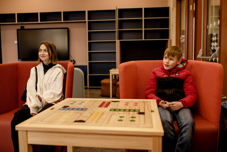 Layan (13) og Lucas (11) synes det er trist at de ikke får bruke den nye skolen. Layana (13) og Lucas (11) synes det er trist at de ikke får bruke den nye skolen.