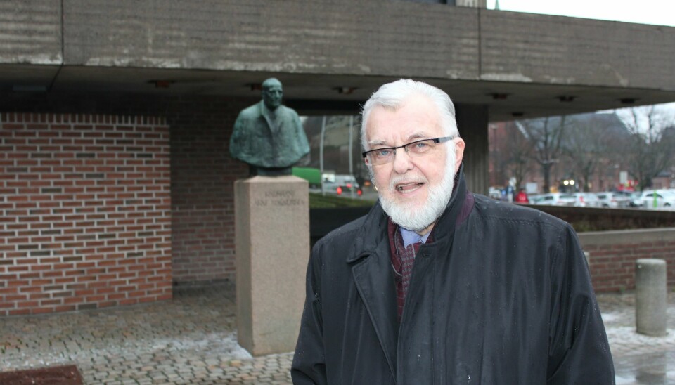 Erik Roth Nilsen, som døde i 2017, kjempet for en utgivelse av Arne Magnussens memoarer. Her står han foran bysten av rådmann Arne Magnussen. Erik Roth Nilsen. Moss Arbeiderparti. Statue av rådmann Arne Magnussen i bakgrunnen.