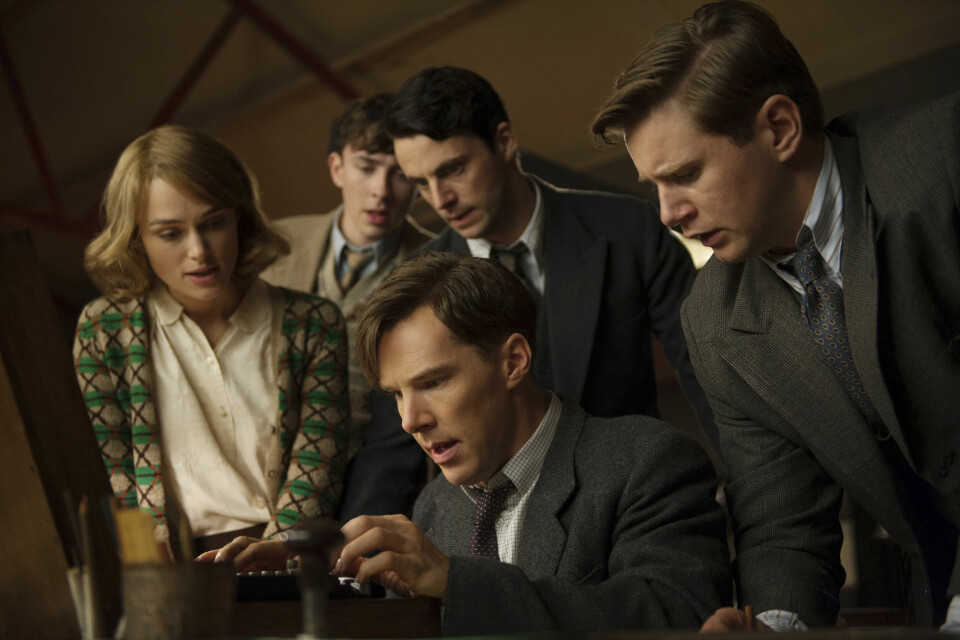Scenebilde fra filmen «The Imitation Game». Fra venstre: Keira Knightley, Matthew Beard, Matthew Goode, Benedict Cumberbatch (som Alan Turing) og Allen Leech. Scenebilde fra filmen «The Imitation Game». Fra venstre: Keira Knightley, Matthew Beard, Matthew Goode, Benedict Cumberbatch (som Alan Turing) og Allen Leech.