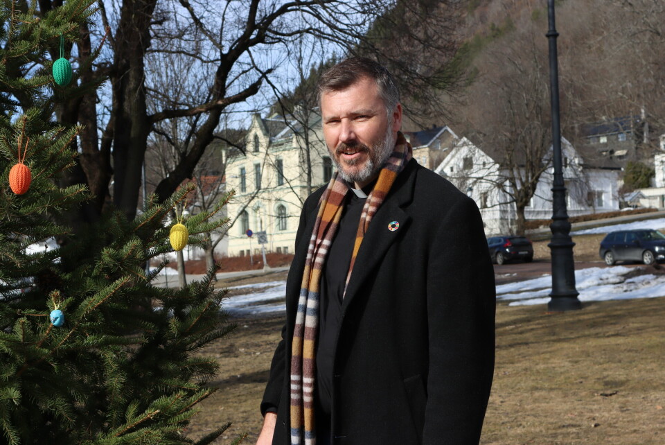 Per Erik K. Brodal, sogneprest i Bragernes oppfordrer folk til å komme innom treet når de er ute på tur. - Vi vil legge ut bilder etterhvert som det blir pyntet, sier han. Juletre ble påsketre.