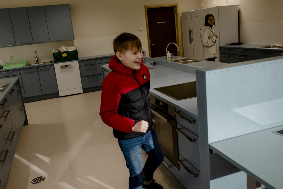 – Her kan vi lage pizza! Lucas Skalin ble veldig fornøyd da han fikk se det nye skolekjøkkenet. Ingen elever har fått bruke det ennå. Vestli skole ble åpnet 1. mars, men tre dager senere ble den stengt.