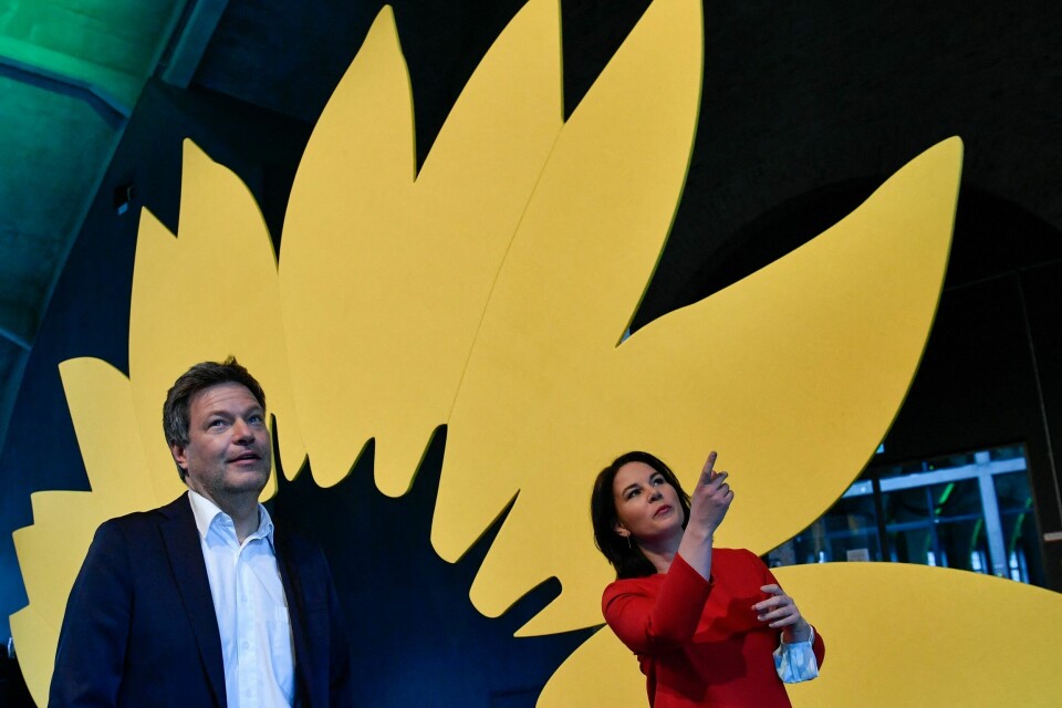 Partiet De grønnes lederduo, Robert Habeck og Annalena Baerbock, presenterer partiets nye valgprogram i mars. Partiet De grønnes lederduo, Robert Habeck og Annalena Baerbock