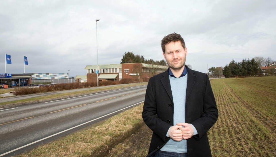Kjartan A. Lunde (V) med Madla Handels-lag-tomten til høyre og Kvernhuset og Kjell Madland og Atons tomt til venstre. Foto: Stein Roger Fossmo d
