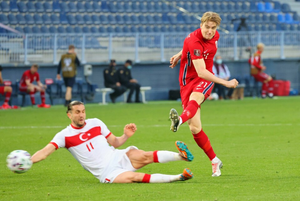 Malaga, Spania 20210327. Kristian Thorstvedt th. og Yusuf Yazici i VM-kvalifiseringskamp mellom Norge og Tyrkia på La Rosaleda Stadion i Malaga.Foto: Geir Olsen / NTB Kristian Thorstvedt