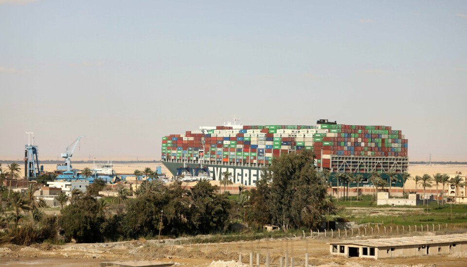 Konteinerskipet Ever Given ruvet mandag over landskapet ved den egyptiske landsbyen Amer. Selv om baugen er løs, sitter skipet fortsatt fast i Suezkanalen. Konteinerskipet Ever Given ruvet mandag over landskapet ved den egyptiske landsbyen Amer. Selv om baugen er løs, sitter skipet fortsatt fast i Suezkanalen. Foto: Mohamed Elshahed / AP / NTB
