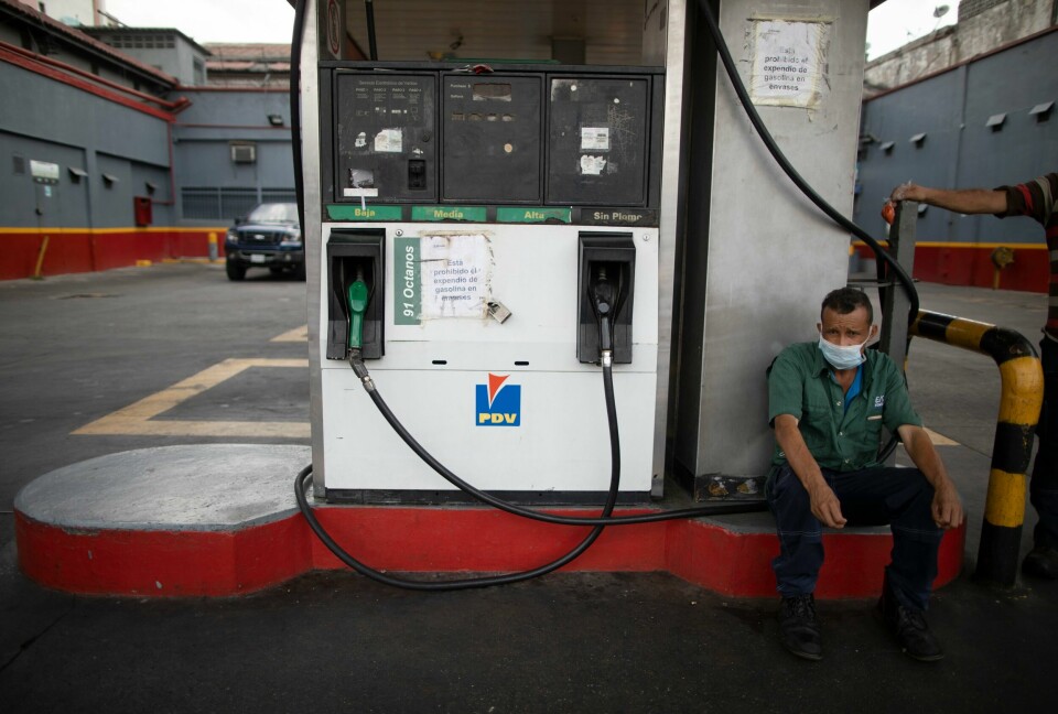 Sanksjonene har ført til akutt mangel på drivstoff i det oljerike Venezuela. En arbeider ved en stengt bensinpumpe i Caracas i mai 2020. En arbeider ved en stengt bensinpumpe i Caracas i Venezuela i mai 2020.