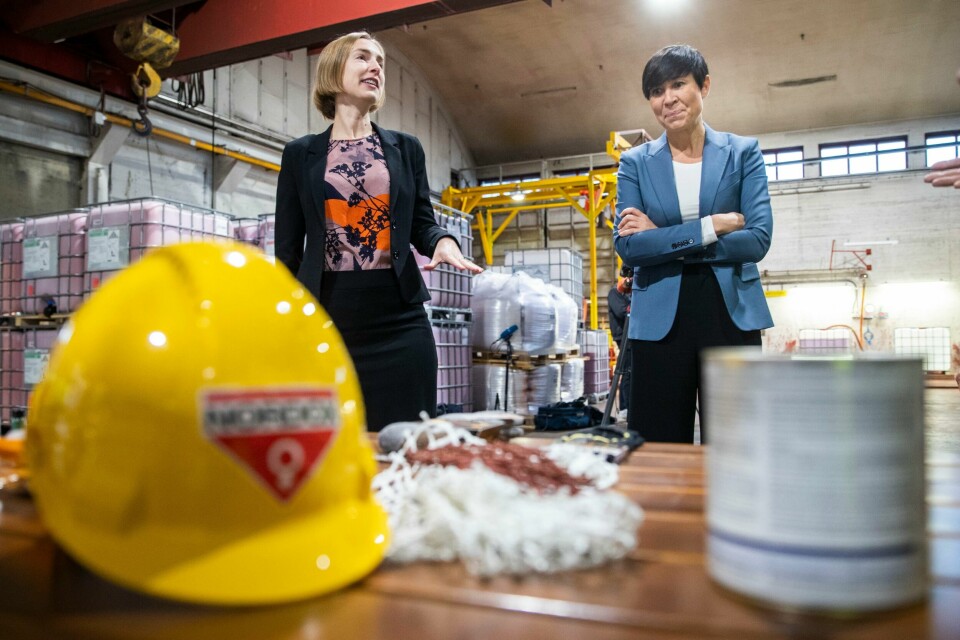 Næringsminister Iselin Nybø (V) og utenriksminister Ine Eriksen Søreide (H) sitter i en regjering som gjør at vi taper kontrollen over våre naturressurser, skriver kommentatoren.